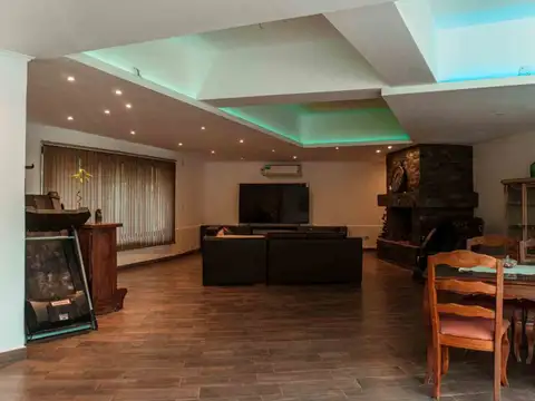 Casa en Venta con 3 cocheras