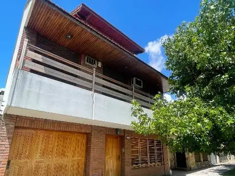 Casa tipo Chalet en venta de 4 Ambientes distribuida en 3 plantas y con quincho
