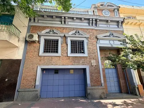 Casa de 6 ambientes con 3 dormitorios (posibilidad de 4to) garage 2 autos, jardín + vivienda de...