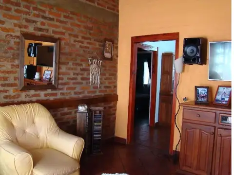 Chalet 4 ambientes con cochera para 2 autos