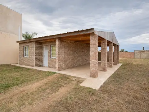 Casa + pileta en Av. 13 de Caballería 545