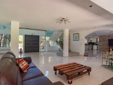 Casa en Venta con 2 cocheras