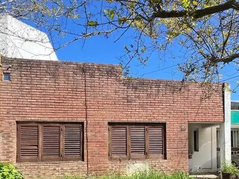 Casa en Venta en Gonnet [Cod: ]