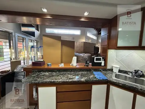 Casa 9 ambientes con 3 baños