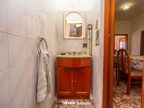 IMPECABLE   Casa de  2 pisos, Patio, Cochera.