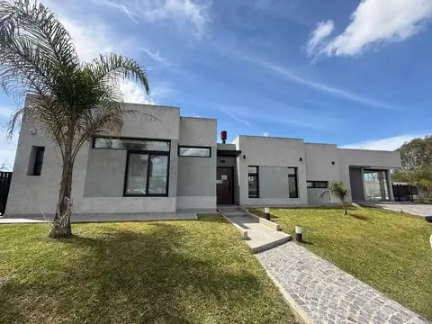 CASA DE 5 AMBIENTES EN VENTA EN BARRIO PRIVADO LOS TRONCOS BERAZATEGUI