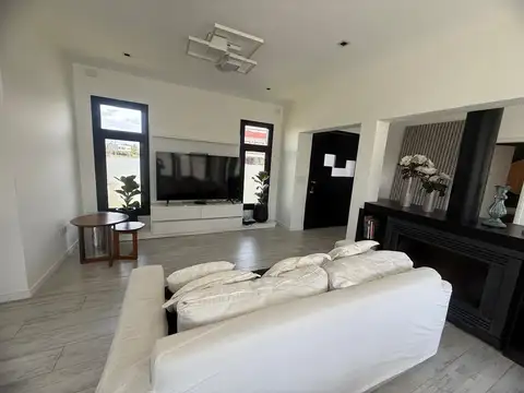 CASA DE 5 AMBIENTES EN VENTA EN BARRIO PRIVADO LOS TRONCOS BERAZATEGUI