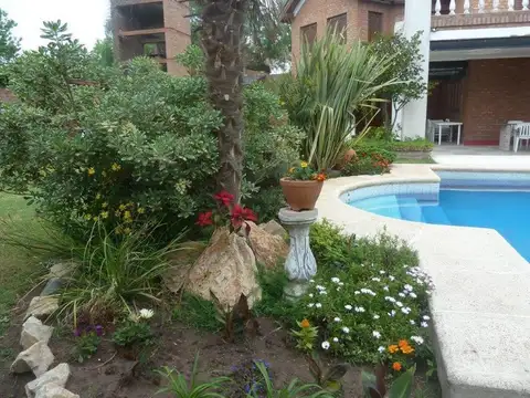 Casa en Venta con 3 cocheras