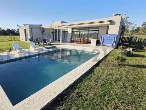 Casa en Venta con 2 cocheras