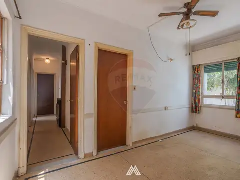 Casa 8 ambientes con 3 baños