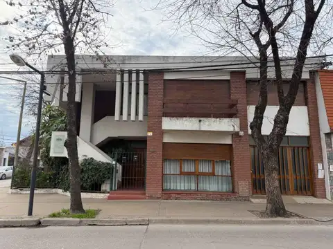IMPORTANTE CASA EN VENTA EN EL CENTRO DE V. TUERTO