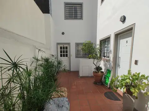 Venta Casa departamento en PB con patio amplio y cochera – Arroyito