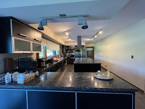 CASA EN ALQUILER EN CAMPOS DE ALVAREZ / 4 HABITACIONES + ESC