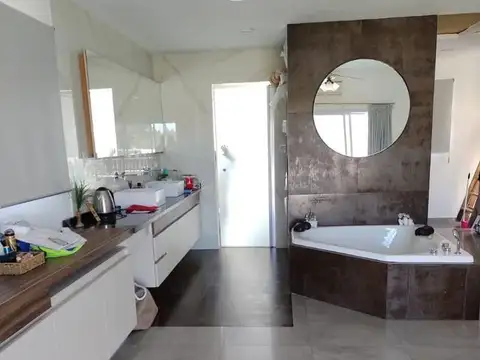 Casa 12 ambientes con 4 baños