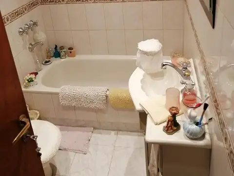 Propiedad S/lote Ppio. C/2 Viviendas y 2 Locales, Gran Jardin