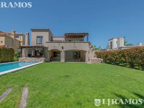 Casa 7 ambientes con 2 baños