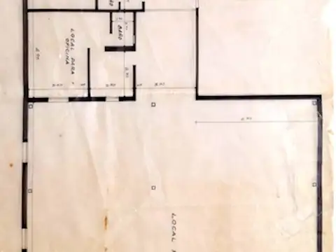 Local centrico en Corrientes. A una cuadra de Junin.  Local a la calle y un galpon con espacio aereo de 17x20 mts