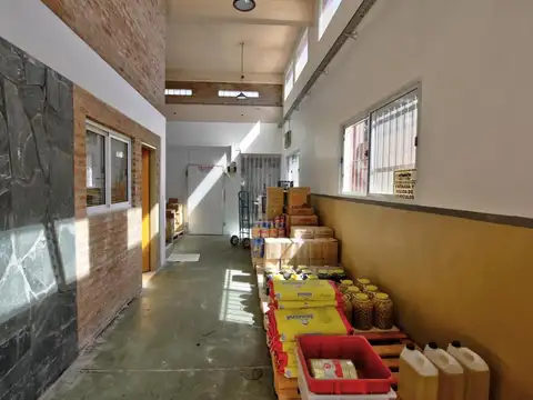 VENTA - Galpón en Zona Industrial de Beccar, Depósito con Oficinas y Cochera