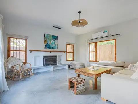 Casa en Alquiler con 2 cocheras