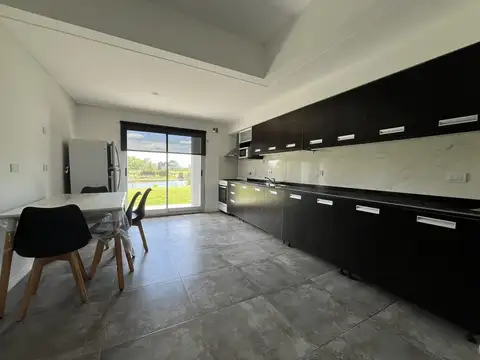 Casa 4 ambientes con 2 baños