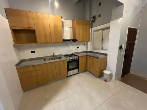 Alquiler de Departamento Tipo Casa de 4 Ambientes con Patio y Terraza ? Flores