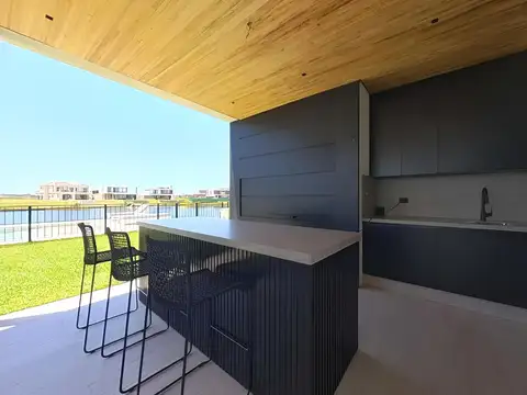 Casa 6 ambientes con 5 baños