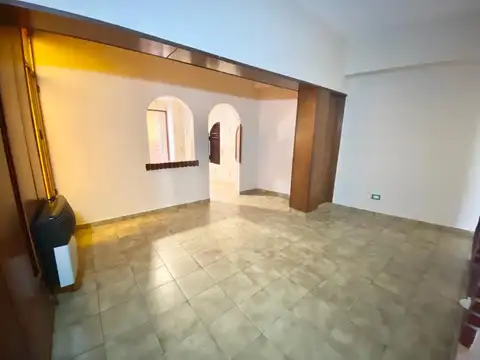 Casa 8 ambientes con 2 baños