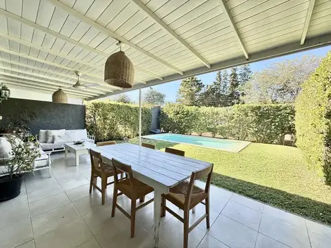 Venta Casa 3 ambientes condominio Lasalle Chico con pileta