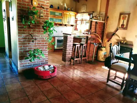 Casa 4 ambientes con 2 baños
