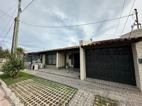 En Alquiler Casa 5 Amb, Moderna Con Pileta, Galeria y Quincho