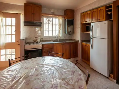 VENTA - Casa 2 dormitorios, patio y cochera - Fisherton.