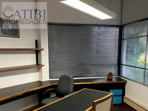 Lote con buena factibilidad para desarrollo c/ oficinas actualmente construidas.