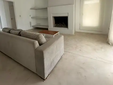 Casa en Alquiler con 6 cocheras