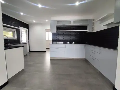 Casa en Alquiler con 3 cocheras