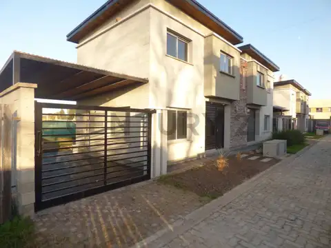 513 entre 142 y 143 Dúplex Casa  en Complejo Cerrado en venta. FINANCIACION 