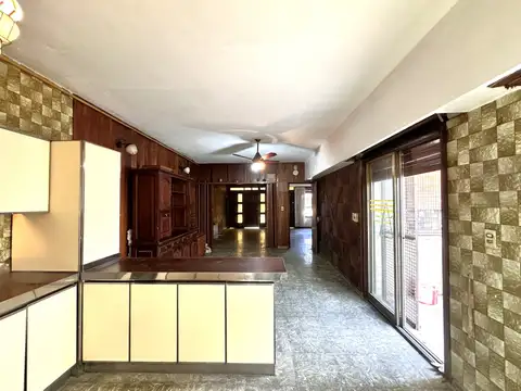 Casa 9 ambientes con 2 baños