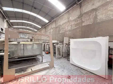 Roca 1941. Lote de terreno, Nave Industrial, Depósito o Galpón. 550m2 cubiertos.
