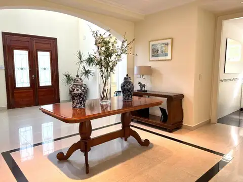 Casa en Venta con 3 cocheras