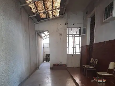 VENTA  CASA 8 AMBIENTES CON COCHERA  A  RECICLAR  VILLA GENERAL MITRE