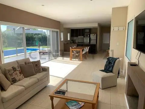 Casa en Venta en El Cantón - Barrio Golf, USD 242.000