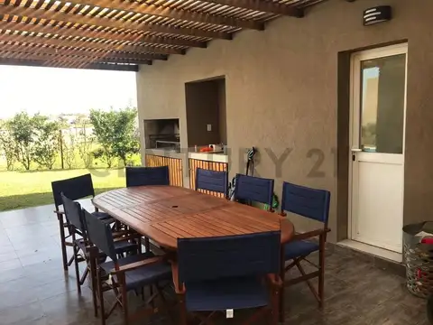 VENTA CASA 4 AMBIENTES CON DEPENDENCIA Y PISCINA /EL CANTON/GOLF/ ESCOBAR
