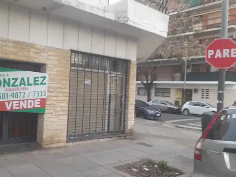 CASA EN ESQUINA LOTE PROPIO 4 AMB CON LOCAL Y COCHERA