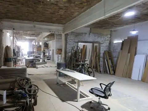 Venta Galpón   Vivienda al frente. Altura Laprida 4900.