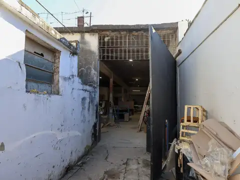 Venta Galpón   Vivienda al frente. Altura Laprida 4900.
