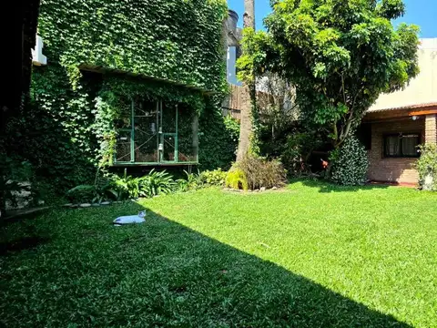 CASA 4 AMB. CON JARDIN Y COCHERA