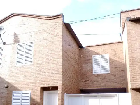 SE VENDE DUPLEX 3 DORM., COCHERA DOBLE Y/O PATIO, EN HOUSING