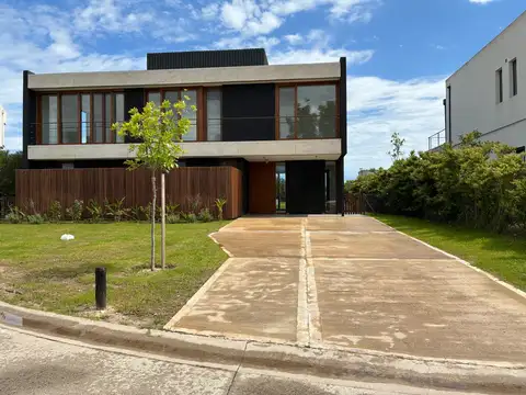 Casa 5 ambientes con 4 baños