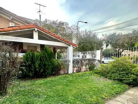 Casa en venta en Florida Vicente Lopez con jardin y cochera
