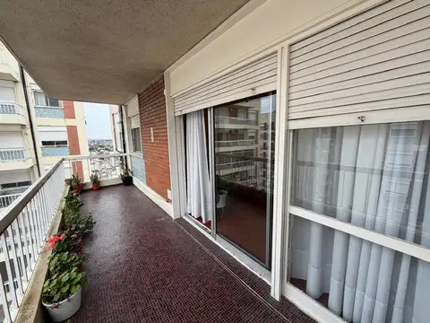 Departamento 4 ambientes con gran balcón