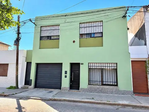 Casa de tres dormitorios con cochera en amplio terreno